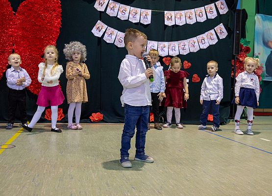 dzieci występują na scenie