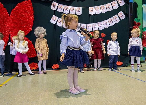 dzieci występują na scenie