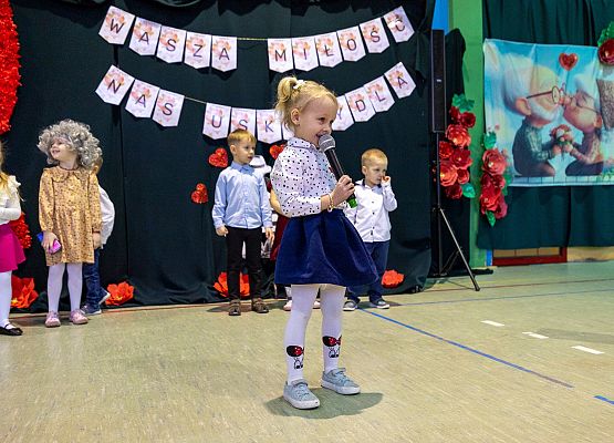 dzieci występują na scenie
