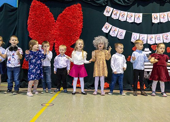 dzieci występują na scenie