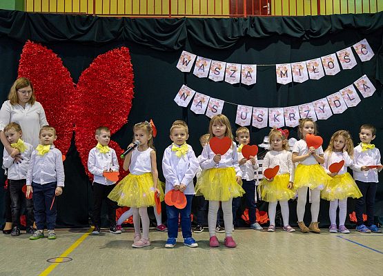 dzieci występują na scenie