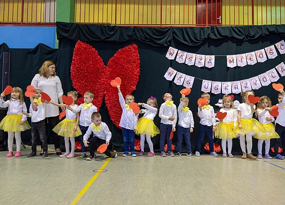dzieci występują na scenie