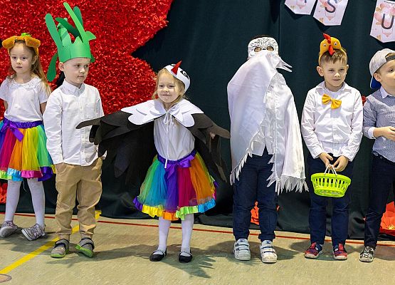 dzieci występują na scenie