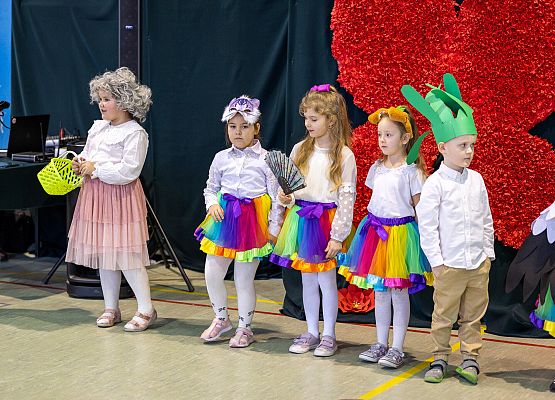 dzieci występują na scenie