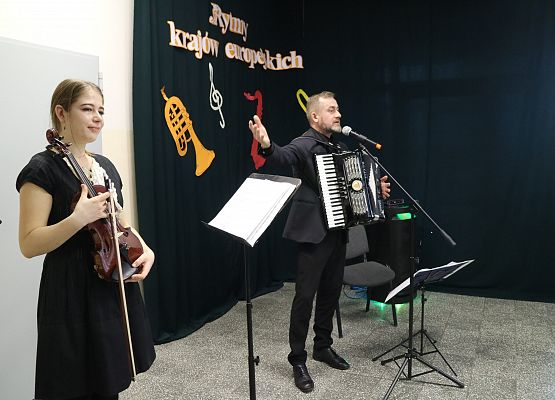 muzycy grają na instrumentach