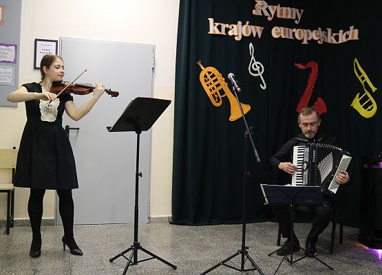 muzycy grają na instrumentach