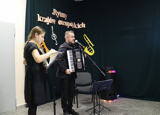 muzycy grają na instrumentach