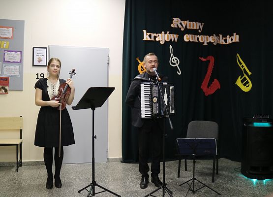 muzycy grają na instrumentach