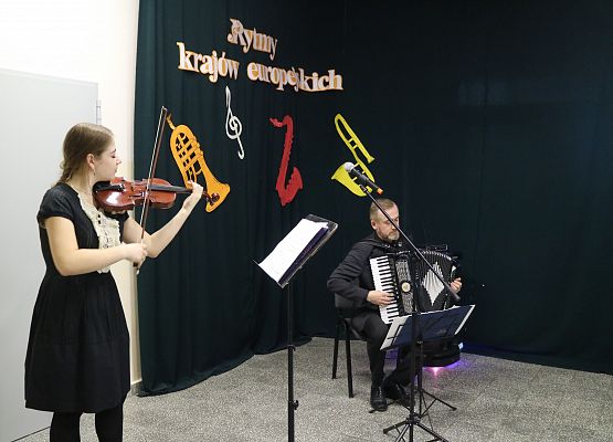 muzycy grają na instrumentach