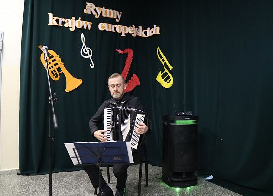 muzycy grają na instrumentach