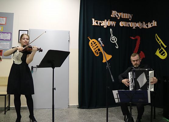 muzycy grają na instrumentach