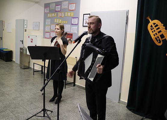 muzycy grają na instrumentach