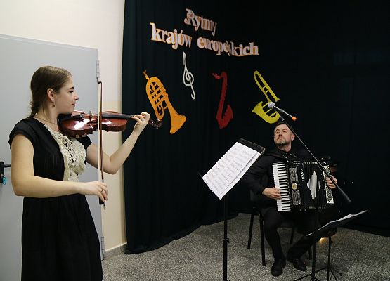 muzycy grają na instrumentach