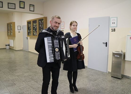 muzycy z instrumentami