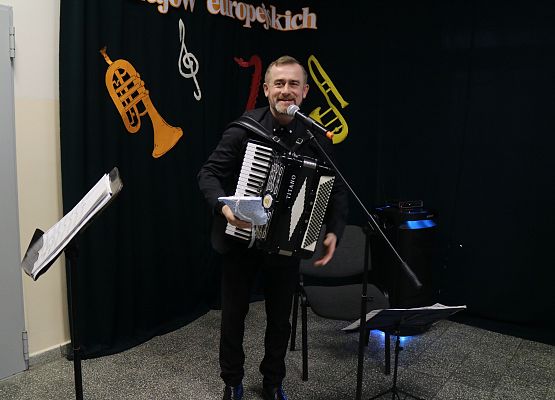 prowadzący odbiera podziękowanie