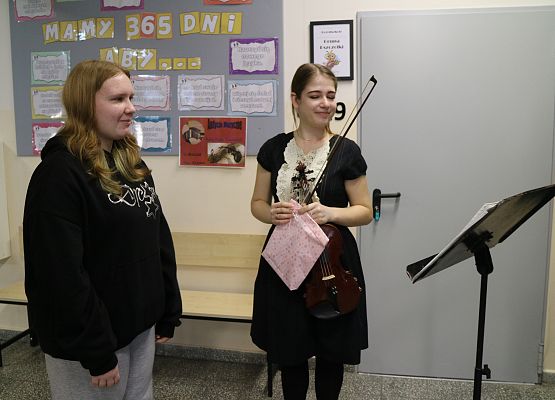skrzypaczka otrzymuje podziękowanie od uczennicy