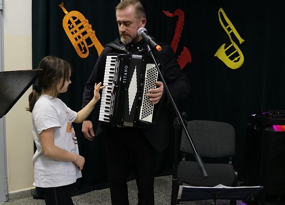 uczniowie oglądają instrumenty