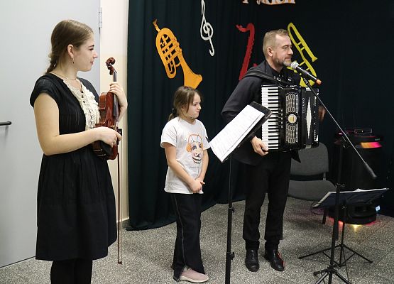 uczniowie oglądają instrumenty