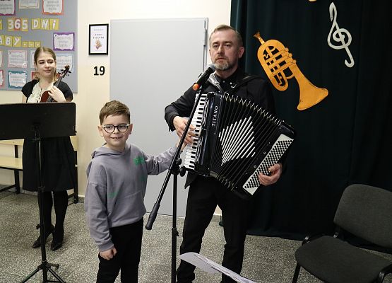 uczniowie oglądają instrumenty