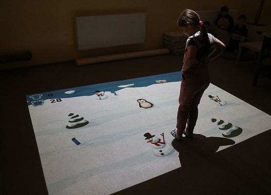 uczniowie grają na podłodze