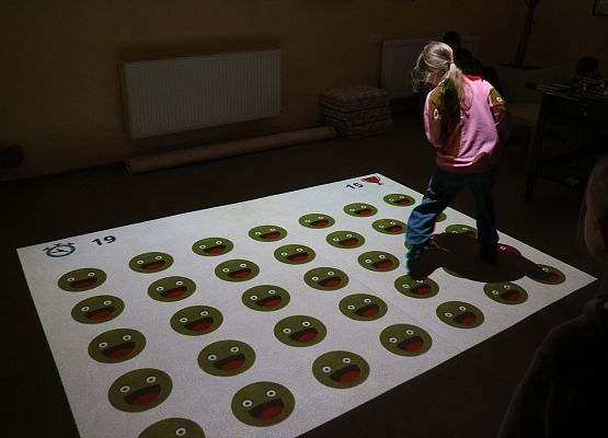 uczniowie grają na podłodze