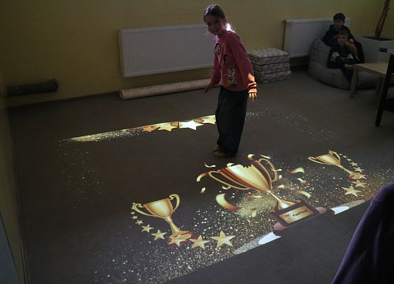 uczniowie grają na podłodze