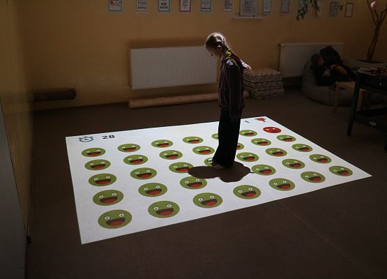 uczniowie grają na podłodze