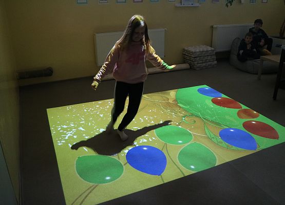 uczniowie grają na podłodze