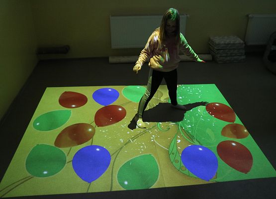 uczniowie grają na podłodze