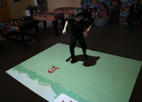 uczniowie grają na podłodze