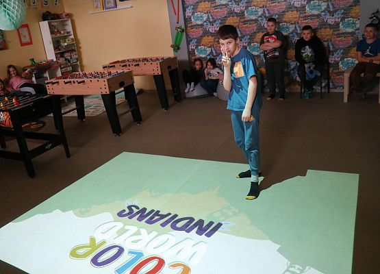 uczniowie grają na podłodze