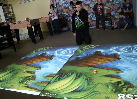 uczniowie grają na podłodze