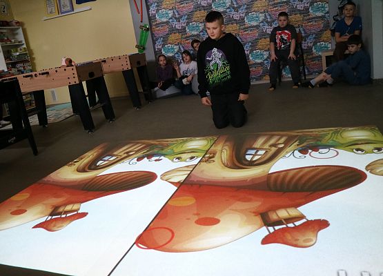 uczniowie grają na podłodze