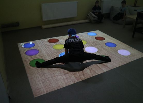 uczniowie grają na podłodze