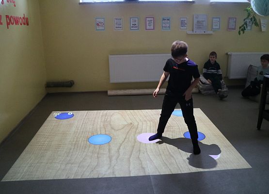 uczniowie grają na podłodze