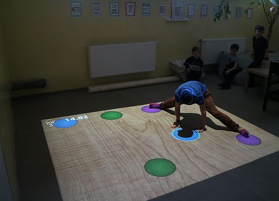 uczniowie grają na podłodze