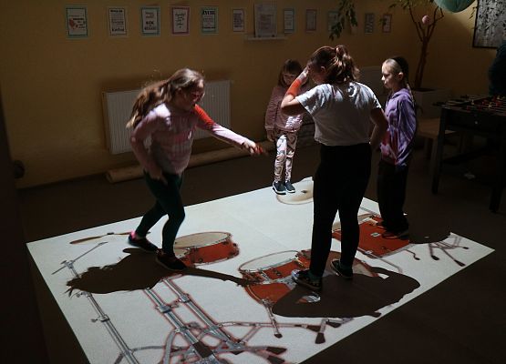 uczniowie grają na podłodze