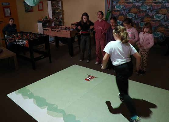 uczniowie grają na podłodze