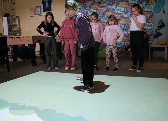 uczniowie grają na podłodze