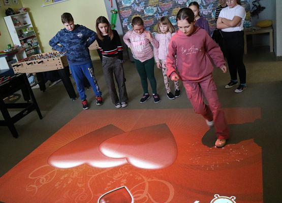 uczniowie grają na podłodze