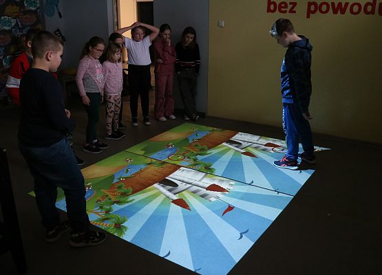 uczniowie grają na podłodze