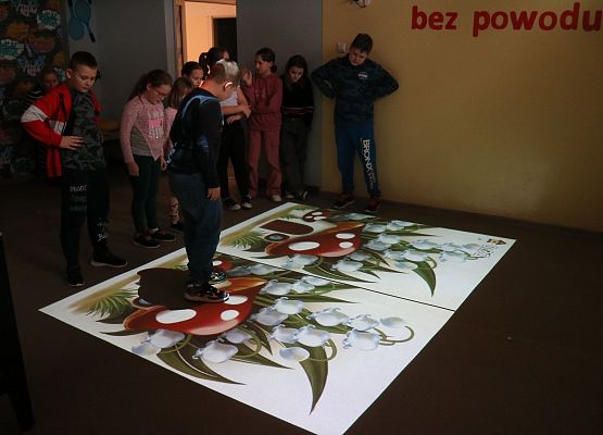 uczniowie grają na podłodze