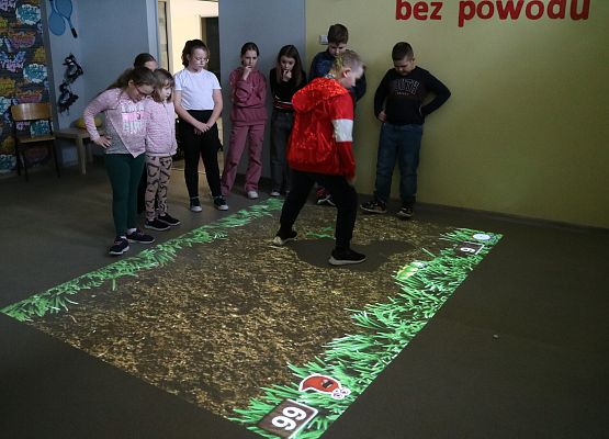 uczniowie grają na podłodze