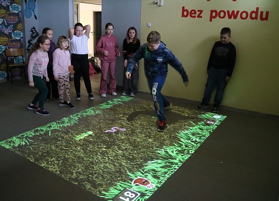 uczniowie grają na podłodze