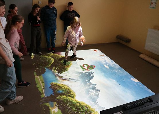 uczniowie grają na podłodze