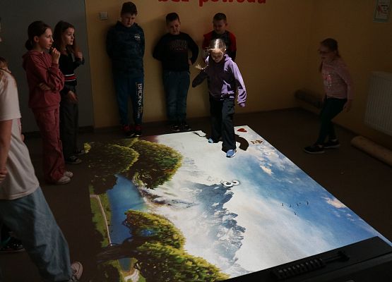 uczniowie grają na podłodze