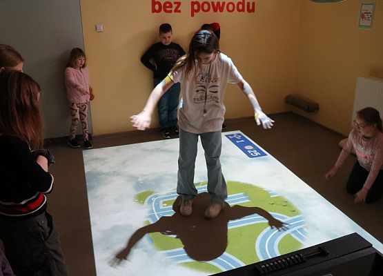 uczniowie grają na podłodze