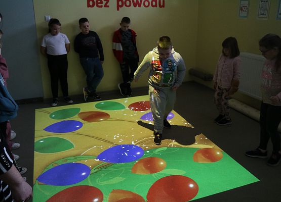 uczniowie grają na podłodze