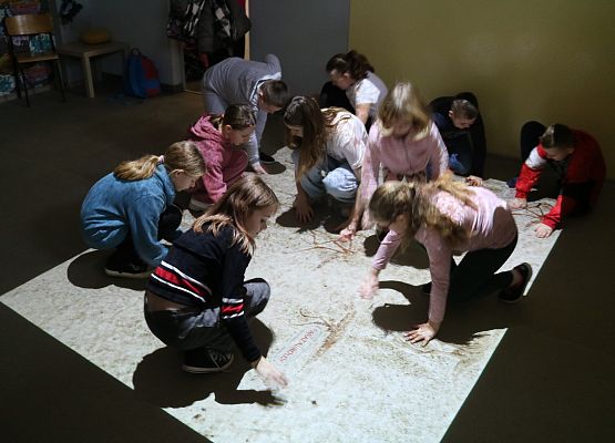 uczniowie grają na podłodze