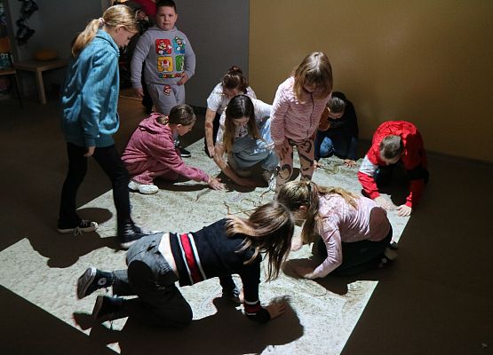 uczniowie grają na podłodze